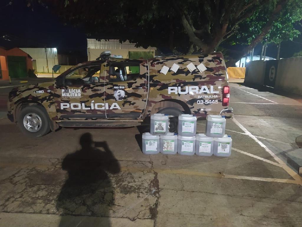 Polícia apreende arma de fogo e 160 litros de agrotóxicos que seriam levados para uma fazenda em Lucas do Rio Verde