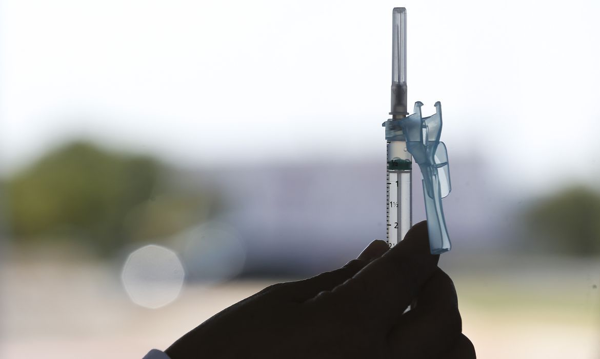 Estudo indica que vacinas aumentam proteção de quem já teve covid-19
