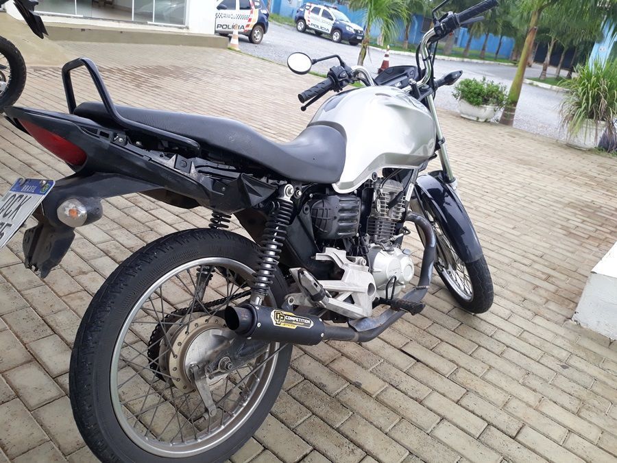 Jovem é detido após empinar moto em frente ao Batalhão da PM em Lucas do Rio Verde