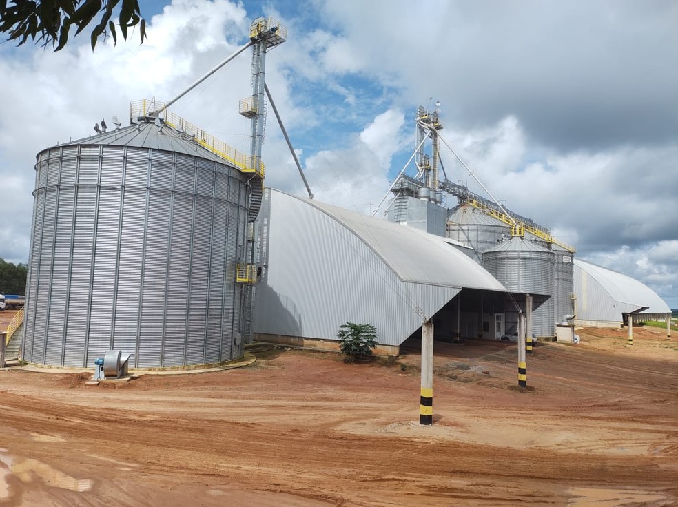 Trabalhador é sugado por funil de silo de milho e morre após ficar soterrado em fazenda de MT