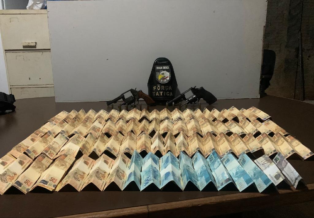 Homem é preso com duas armas de fogo e R$ 9 mil em dinheiro