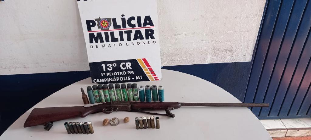 PM prende homem por violência doméstica e apreende espingarda e munições
