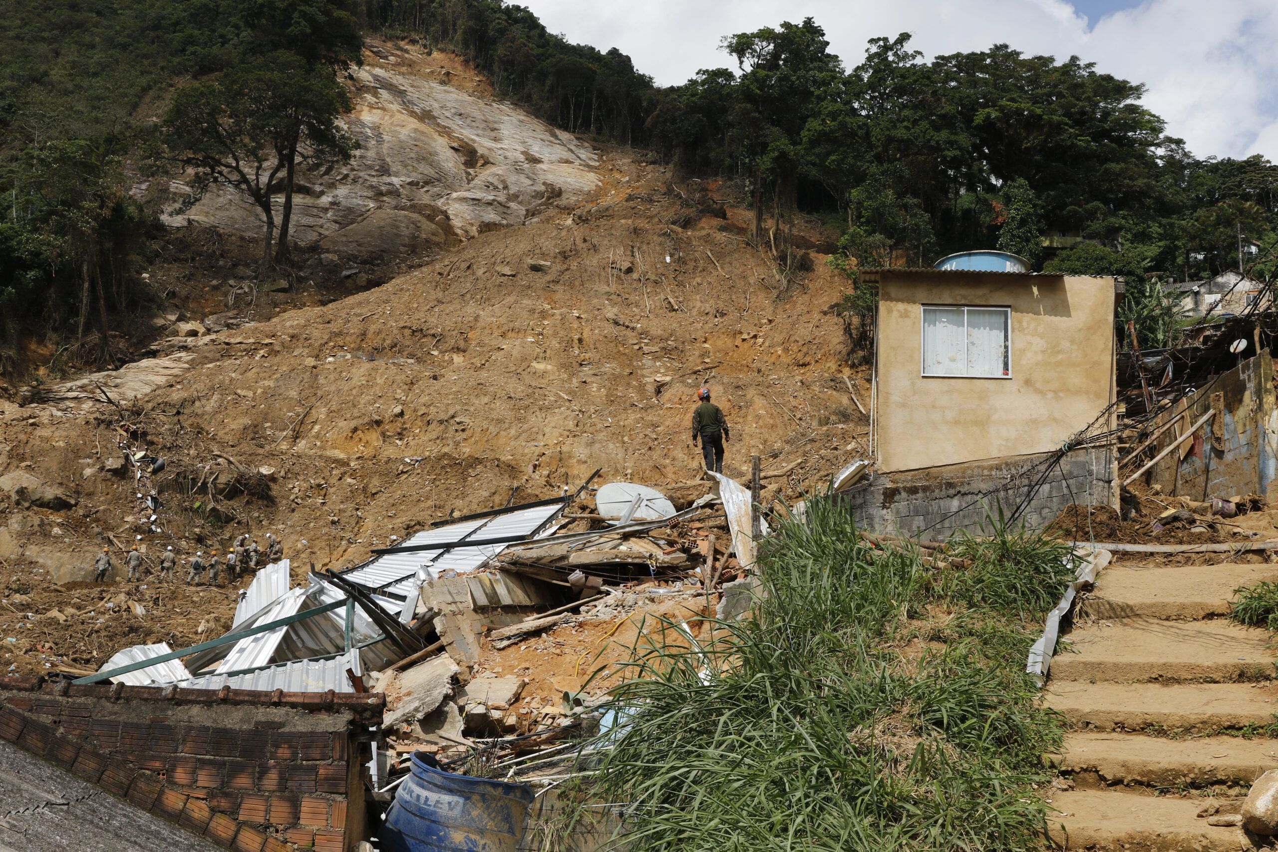 Famílias de Petrópolis afetadas pelo temporal receberão benefícios