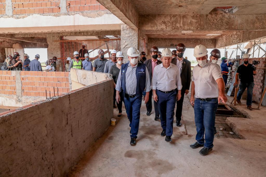 governador e secretario vistoriam hospital central esta andando bem sera o maior e melhor hospital em termos de infraestrutura”