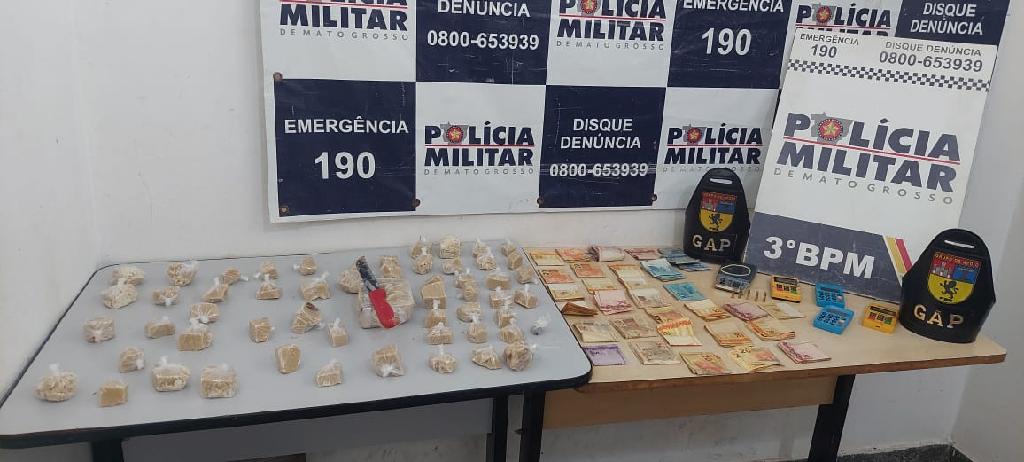 homem e preso com 54 porcoes de pasta base e r 4 mil em dinheiro em cuiaba