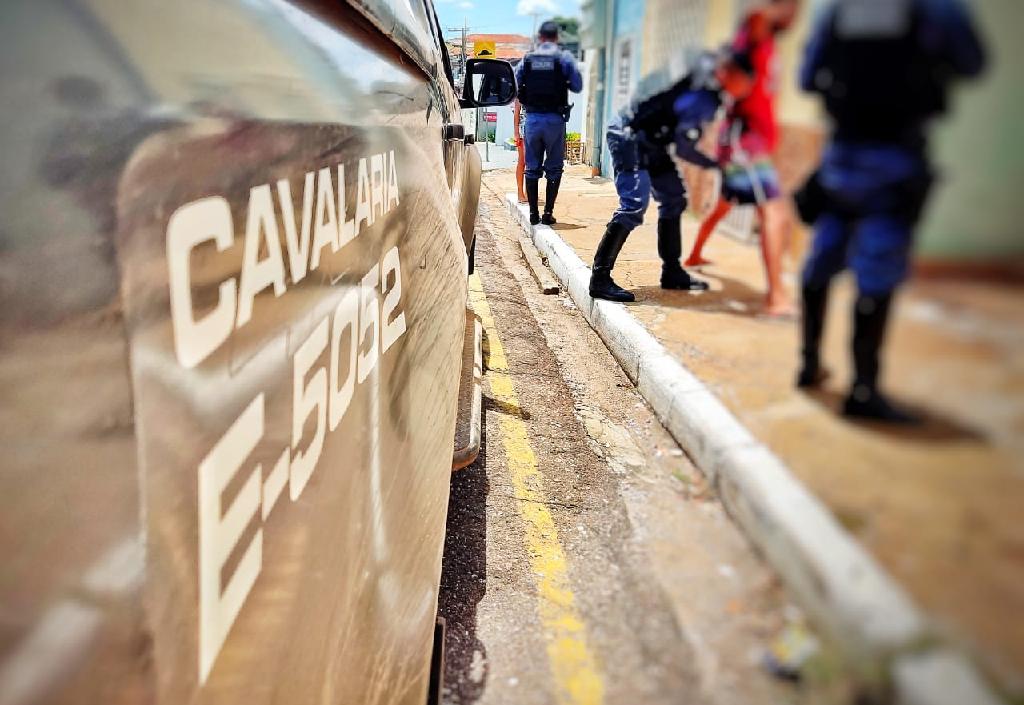 Homem é preso por ameaçar e tentar agredir clientes e funcionários de agência bancária