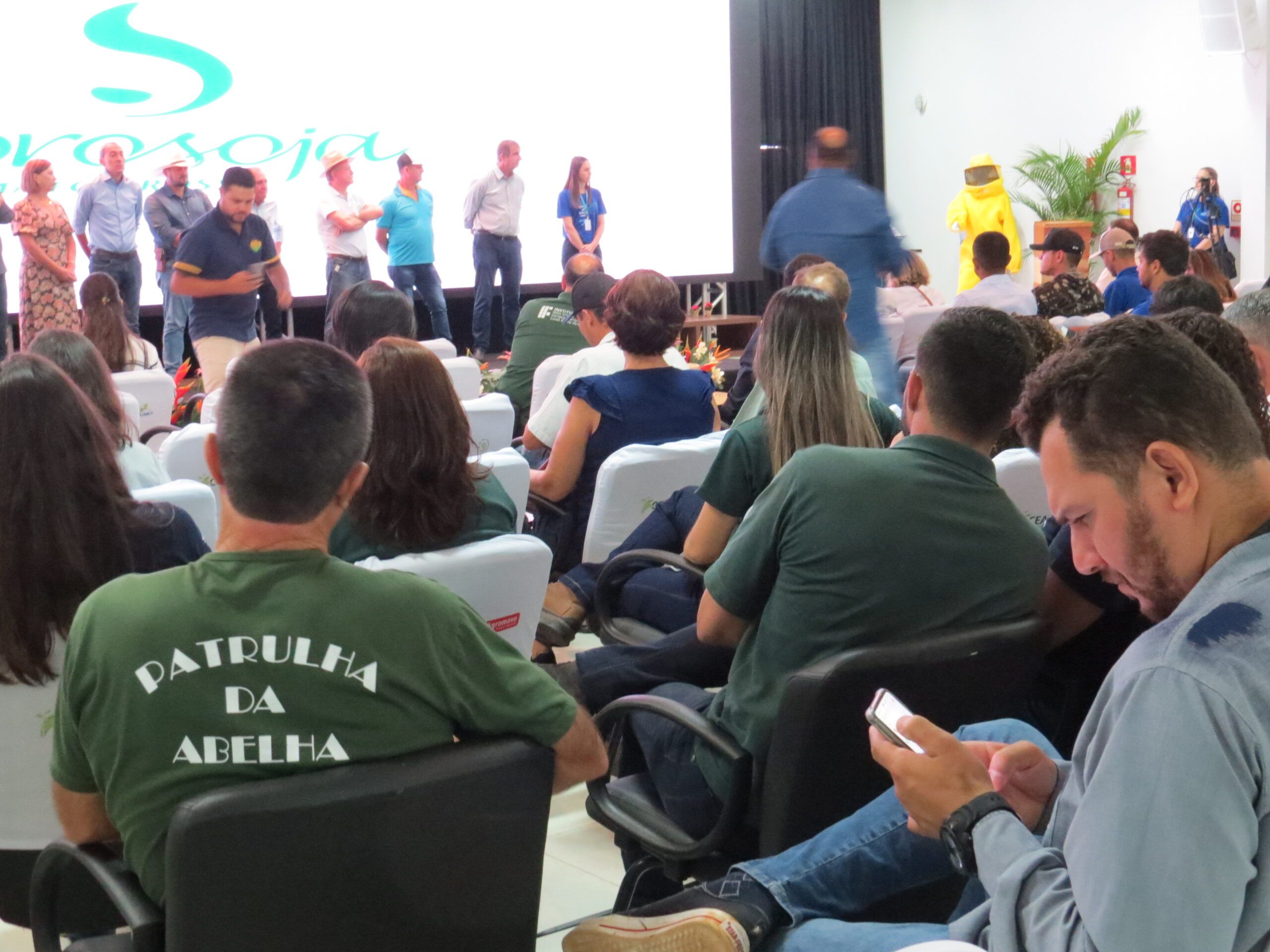 Fórum discute alternativas para fortalecimento da fruticultura e apicultura nas pequenas propriedades