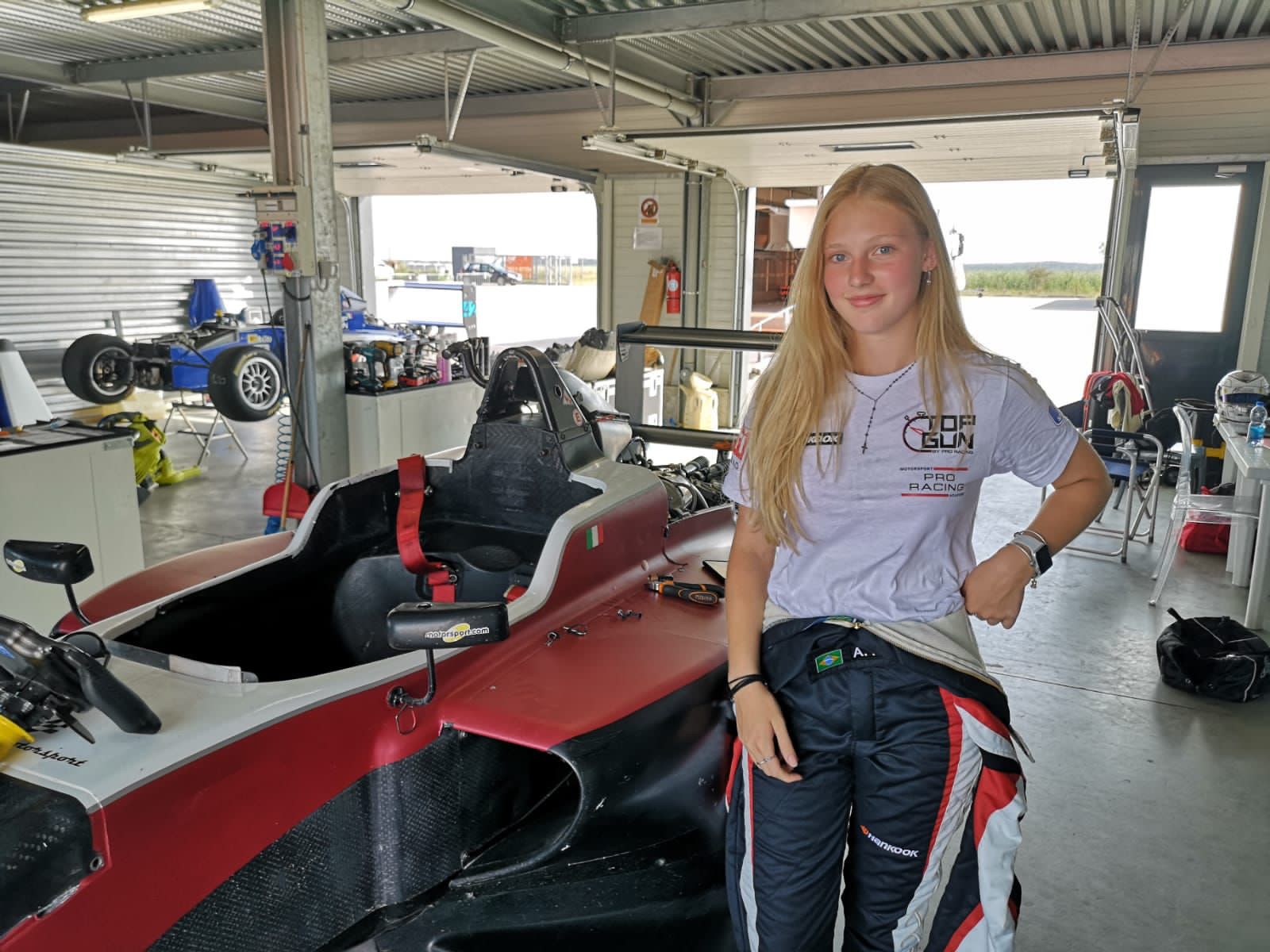 Aos 15 anos, única garota na F4 brasileira mira carreira nas pistas