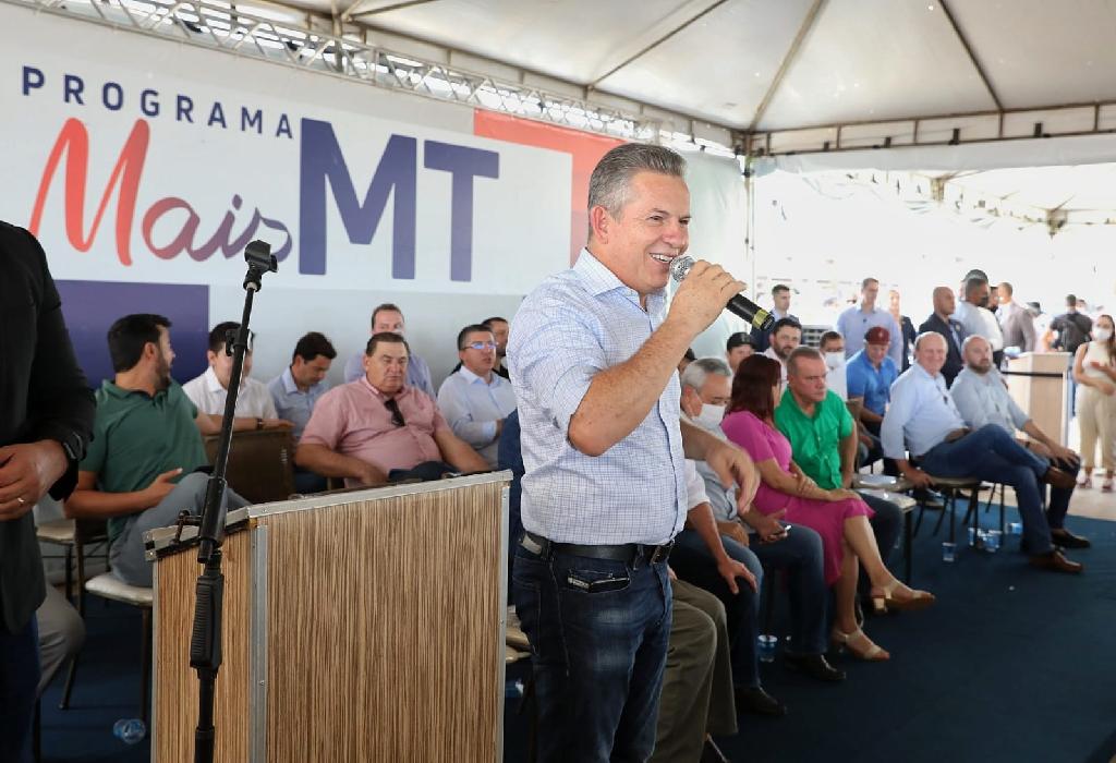 governador faz a maior entrega de maquinas e equipamentos da historia de mt