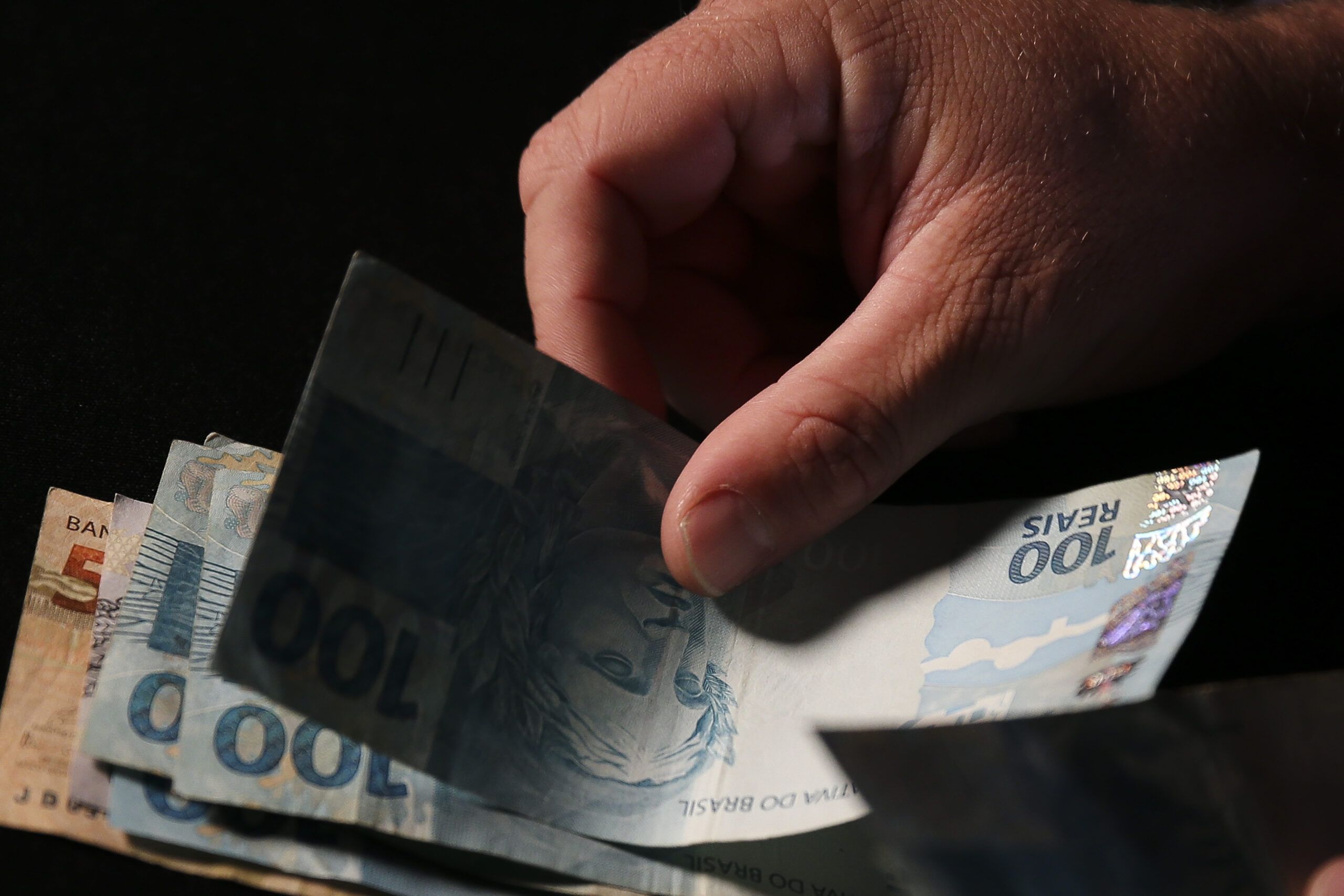 Nascidos até 1968 podem agendar saque de valores esquecidos