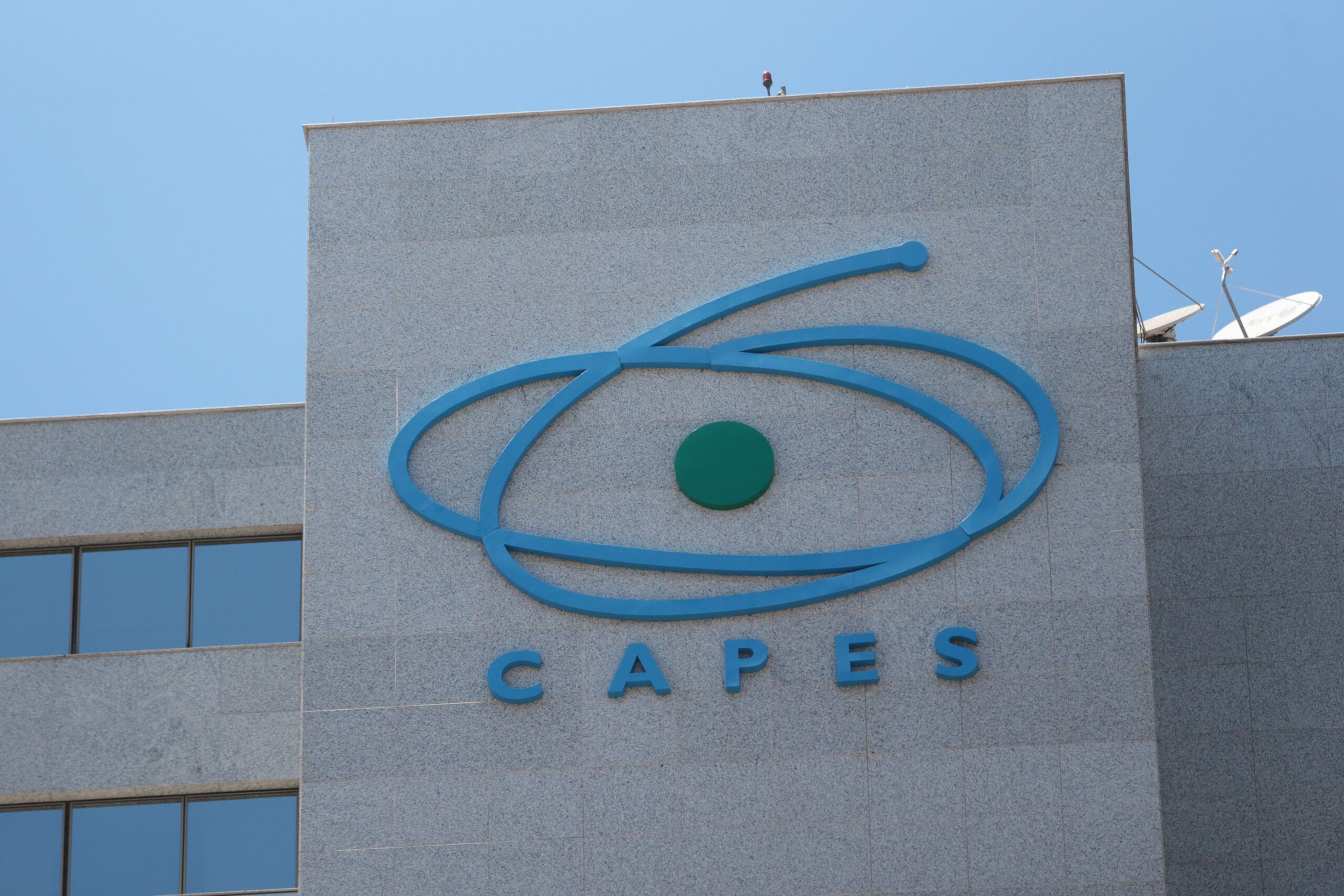 Capes oferece mais de 61 mil bolsas para formação de professores