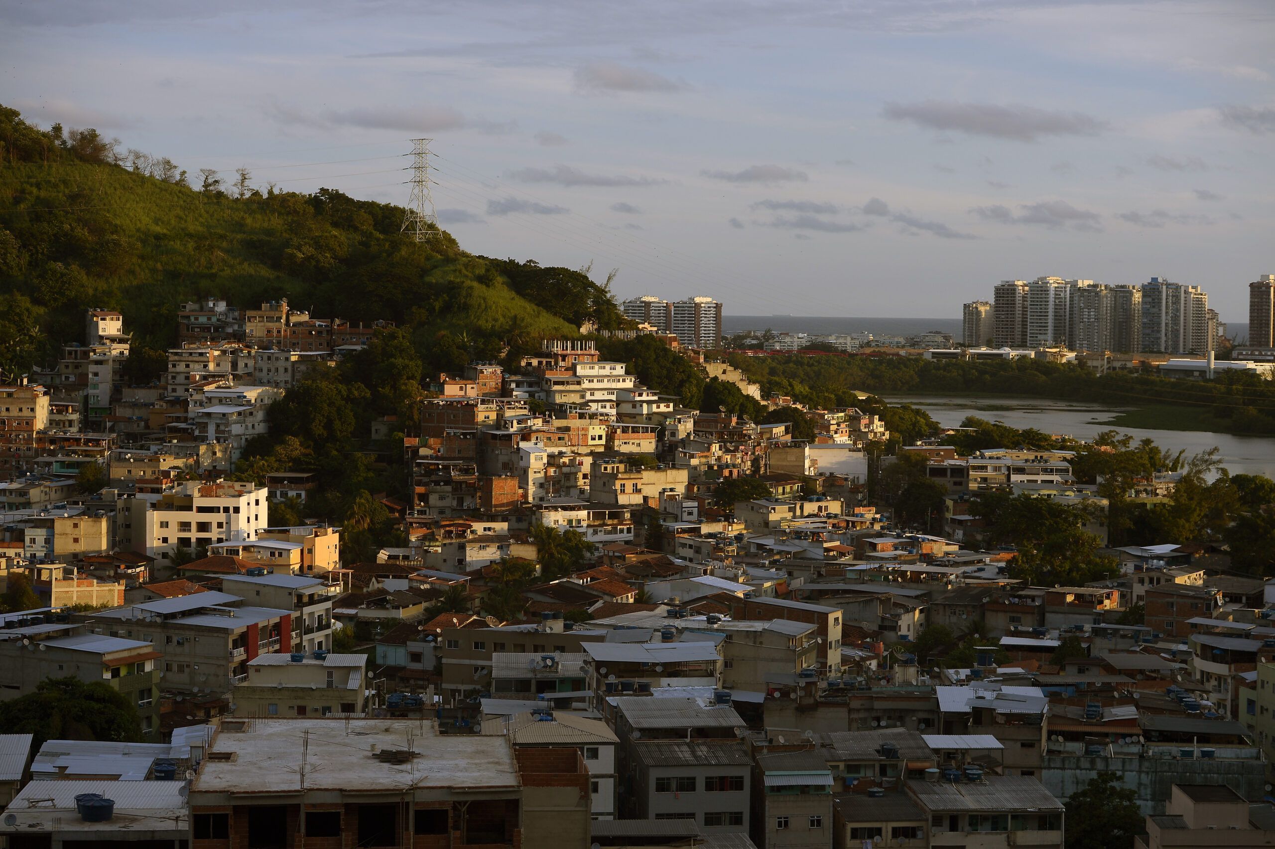 Exploração ilegal de imóveis leva polícia do Rio a combater milícia