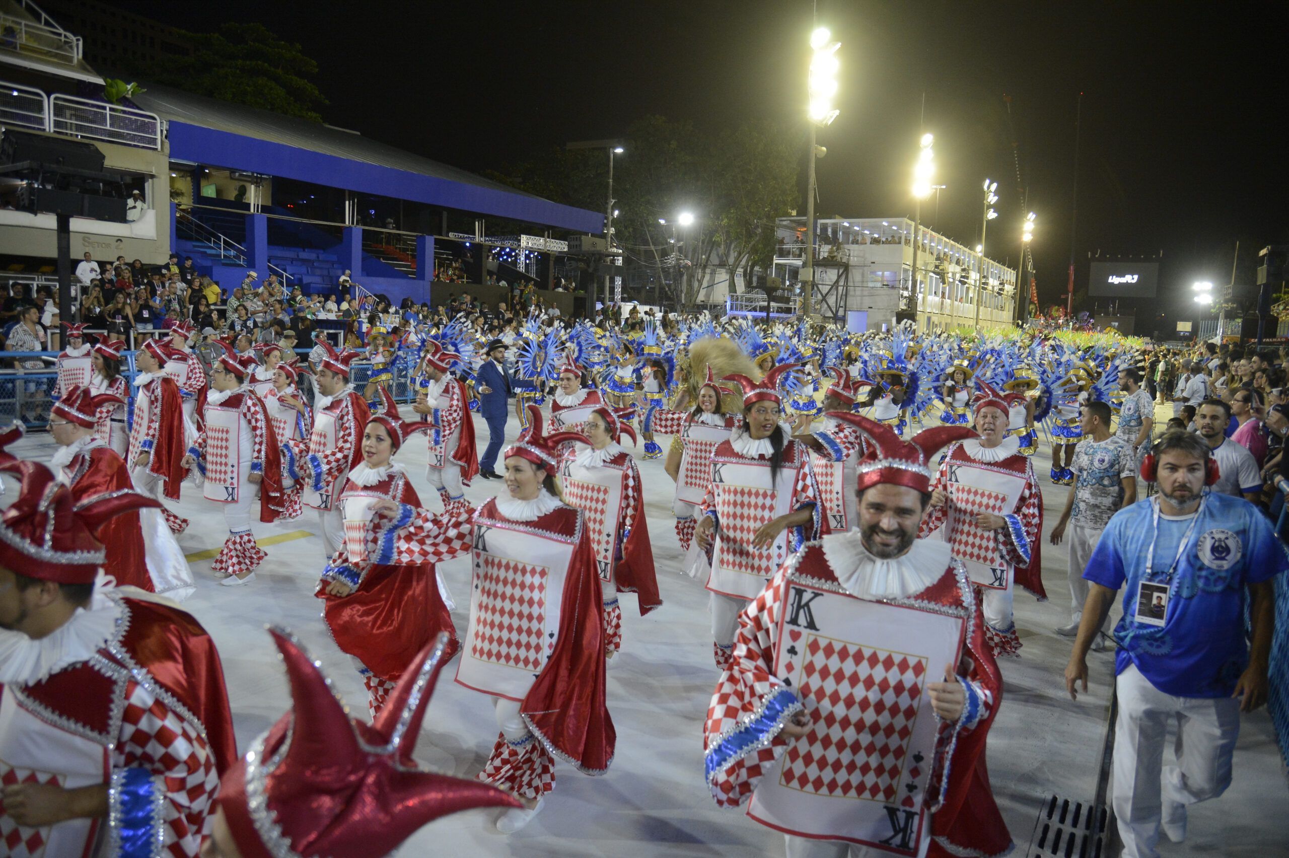 Primeiro dia de desfiles no Sambódromo tem acidente e atrasos