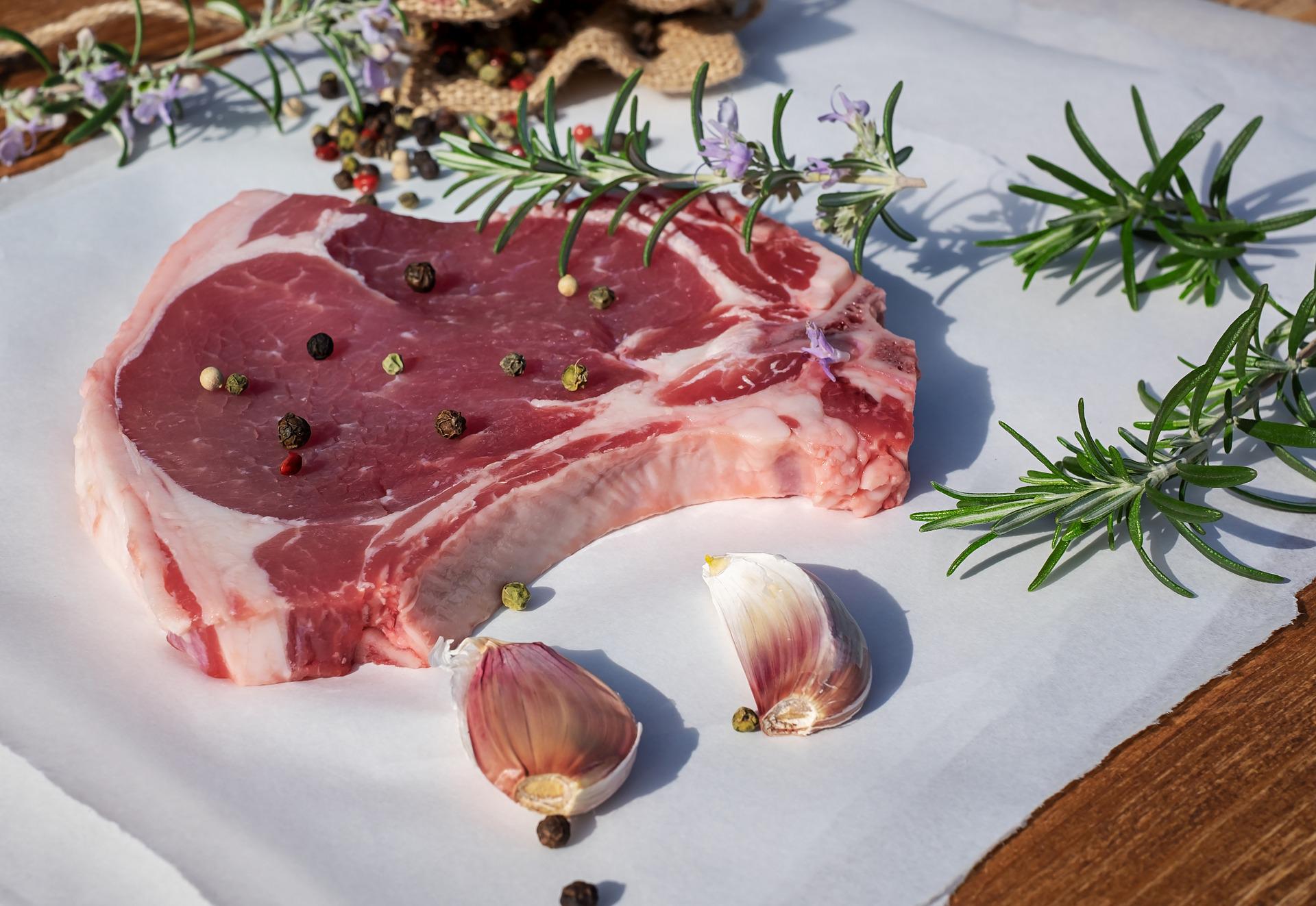 Esta é a carne que mais aumenta os níveis de colesterol