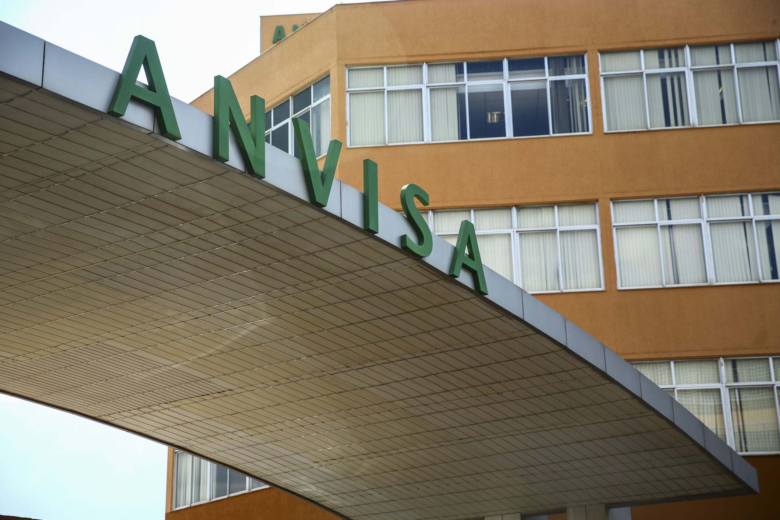 Anvisa prorroga por 1 ano uso emergencial de vacinas contra a covid-19