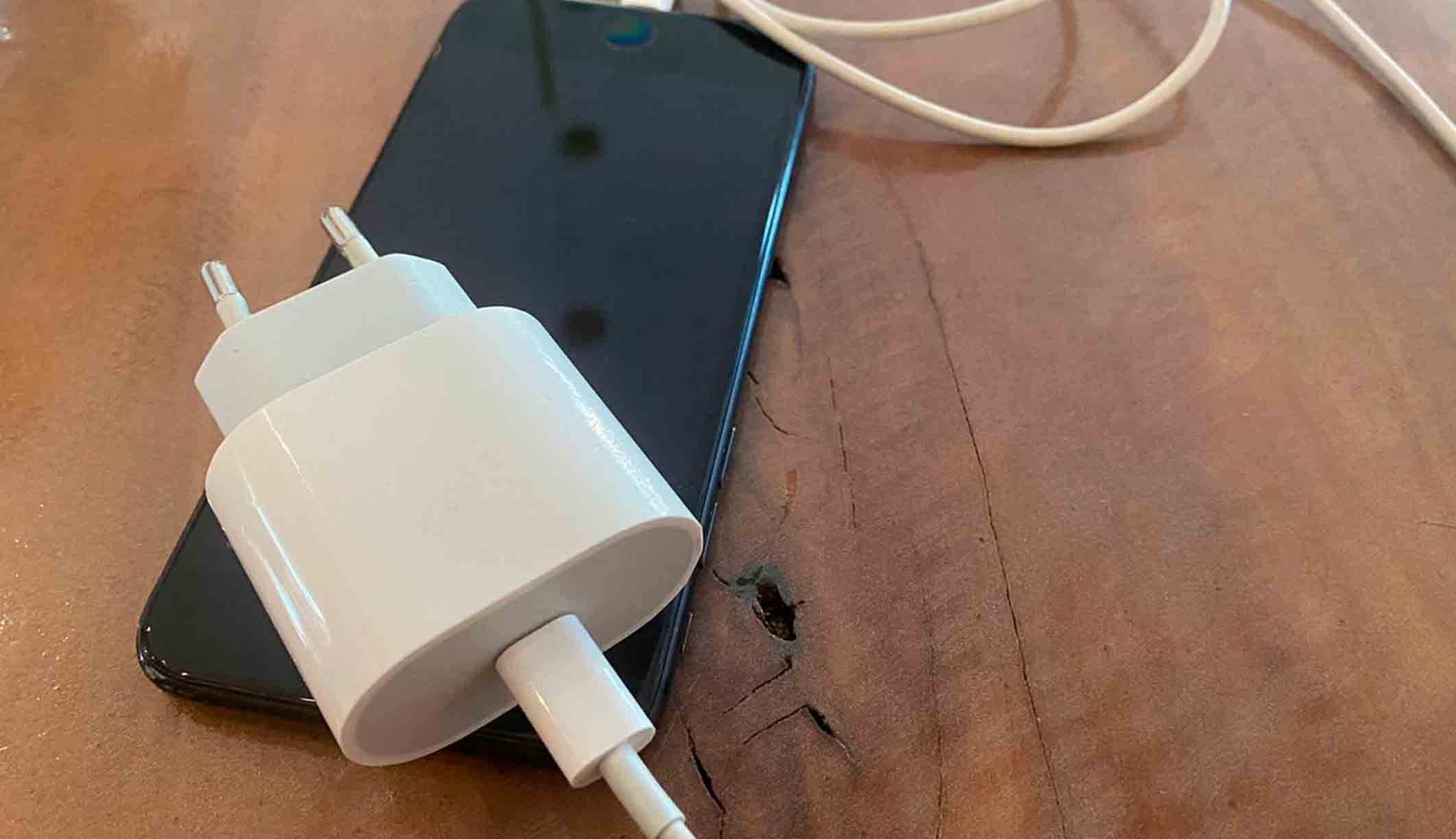 Ministério da Justiça proíbe venda de iPhone sem carregador de bateria