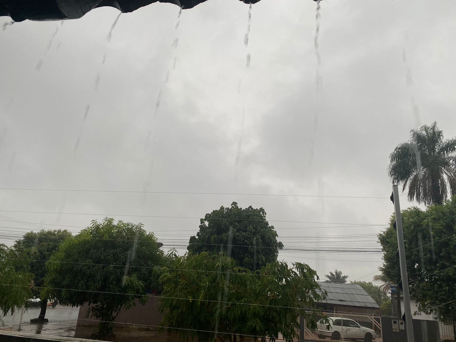 Lucas do Rio Verde amanhece com chuva e céu nublado
