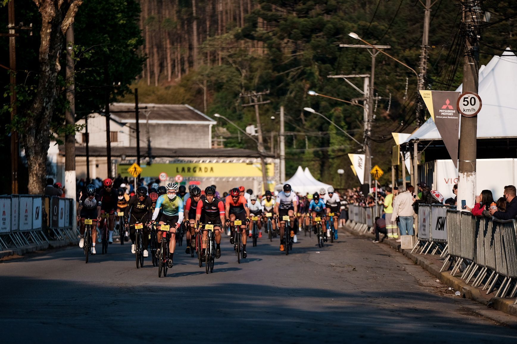 Competição leva 1,8 mil ciclistas às ruas do Rio