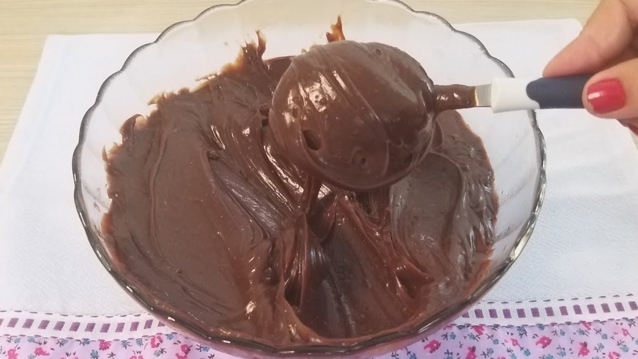 Cobertura de chocolate com creme de leite e leite condensado