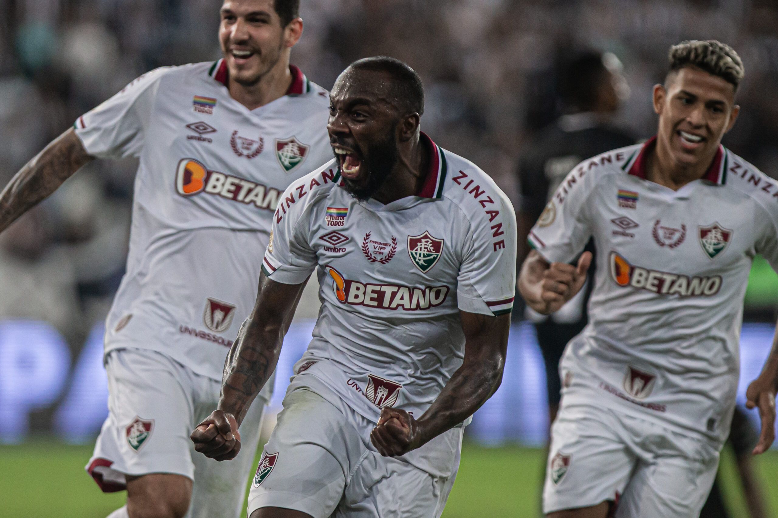 Fluminense vence o Botafogo e se mantém no G-6 do Brasileirão