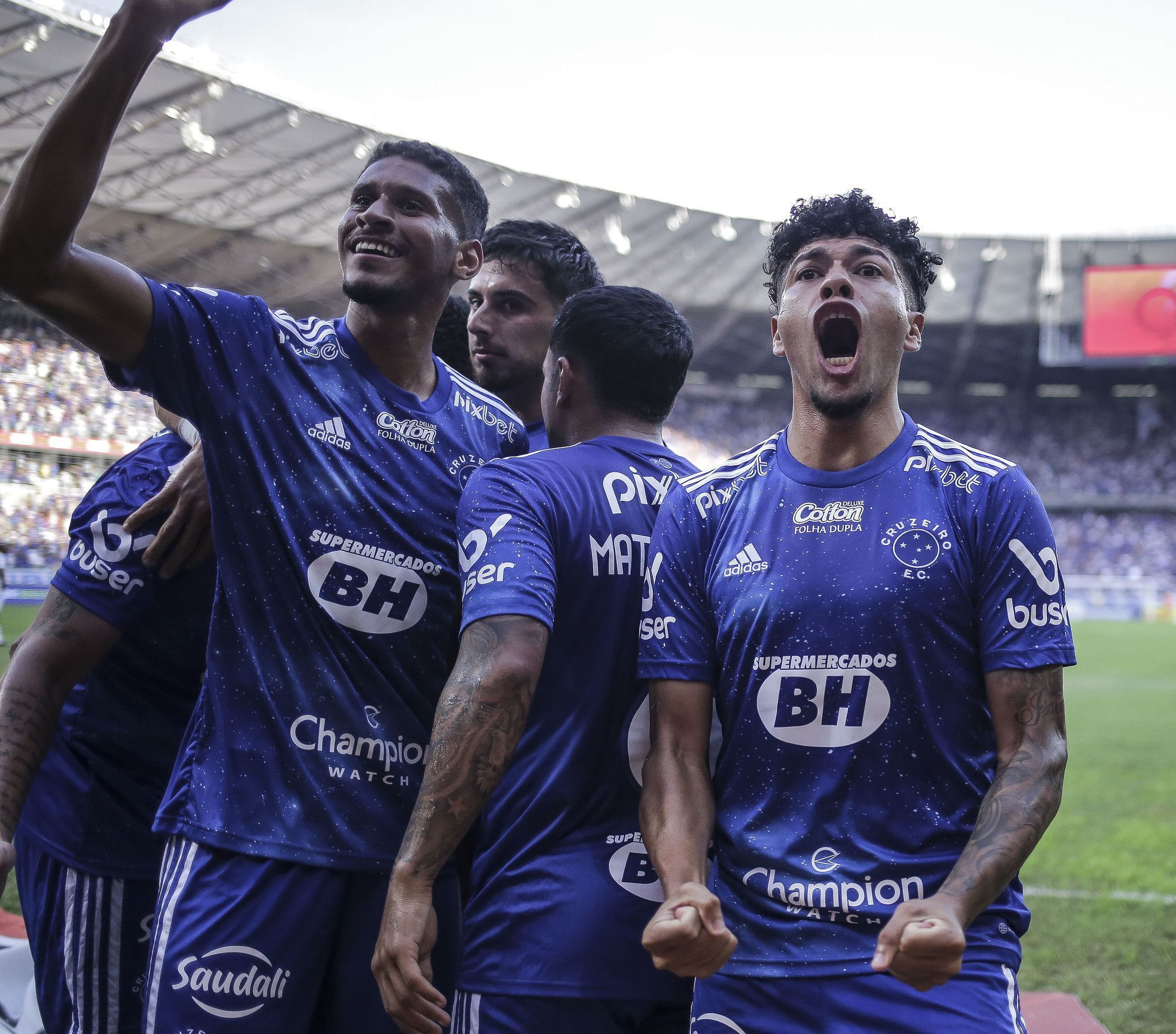 Cruzeiro segura pressão, vence Bahia e dispara na ponta da Série B