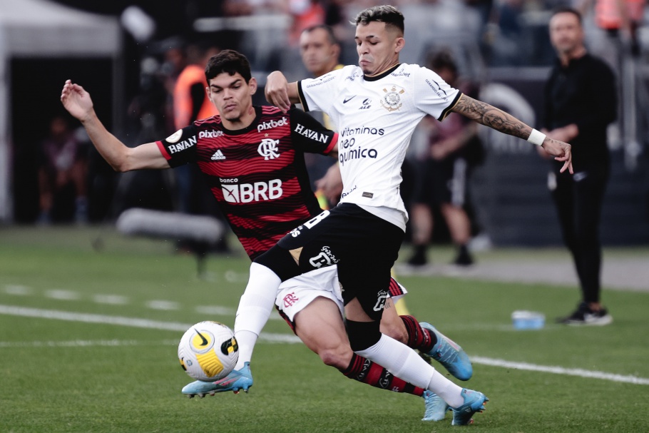 Em casa, Corinthians vence o Flamengo pelo Brasileirão