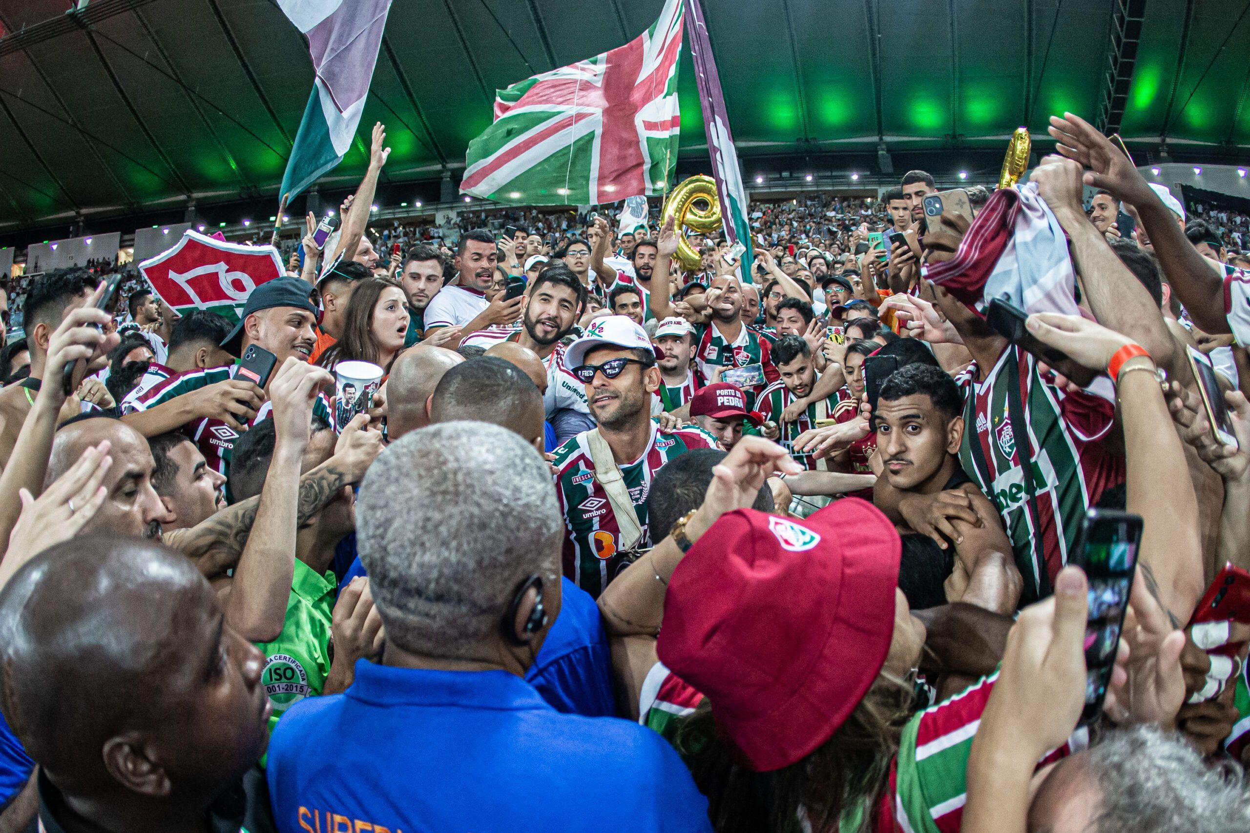 Fred se despede do futebol com vitória e nos braços da torcida