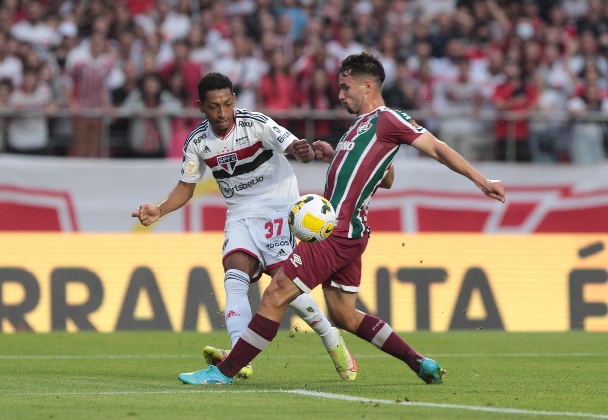 São Paulo e Flu empatam em 2 a 2 em disputa acirrada pelo Brasileirão