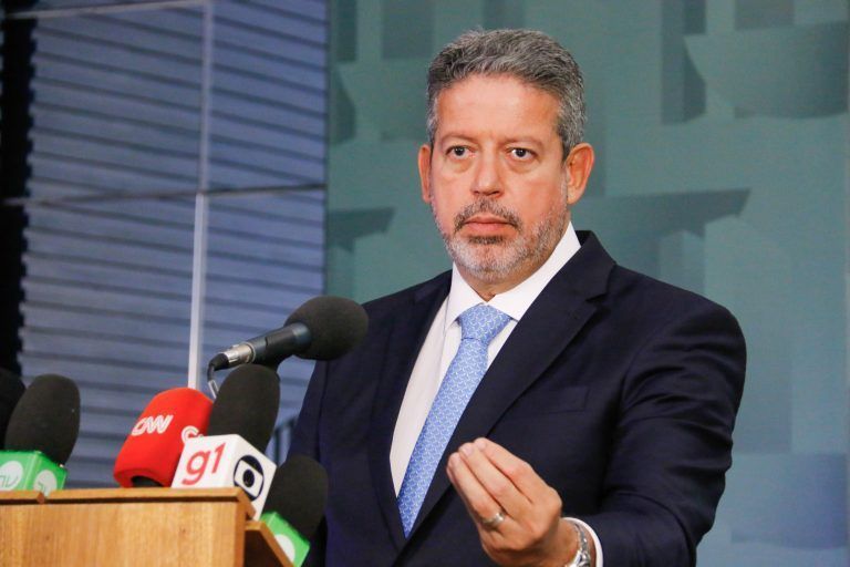 “Se precisarmos redesenhar o teto de gastos, deve ser feito com responsabilidade fiscal”, diz Lira
