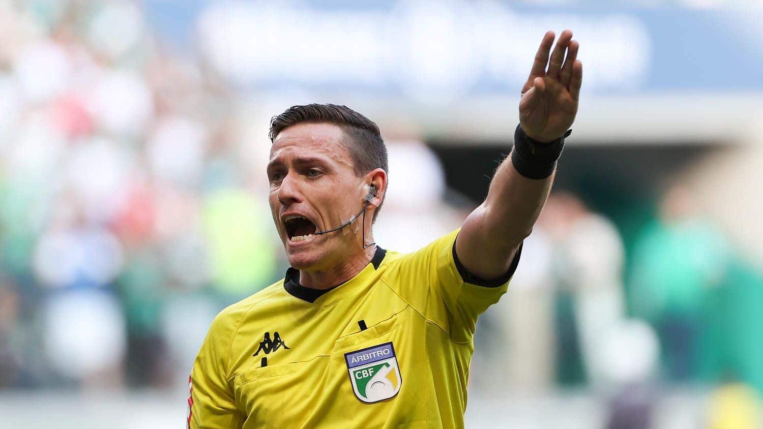 Árbitro de Palmeiras x Flamengo dá sequência a jogo antes da análise do VAR em lance de pênalti, mostra áudio
