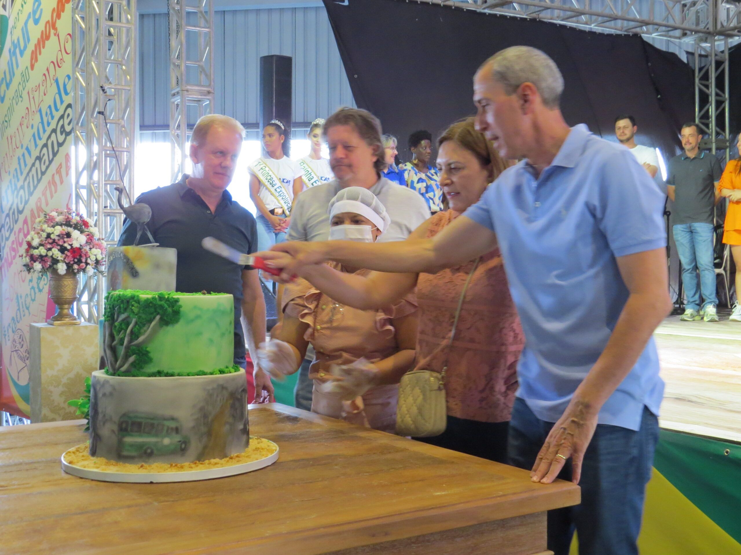Público prestigia encerramento do concurso de bolos e participa do ‘parabéns a Lucas do Rio Verde’