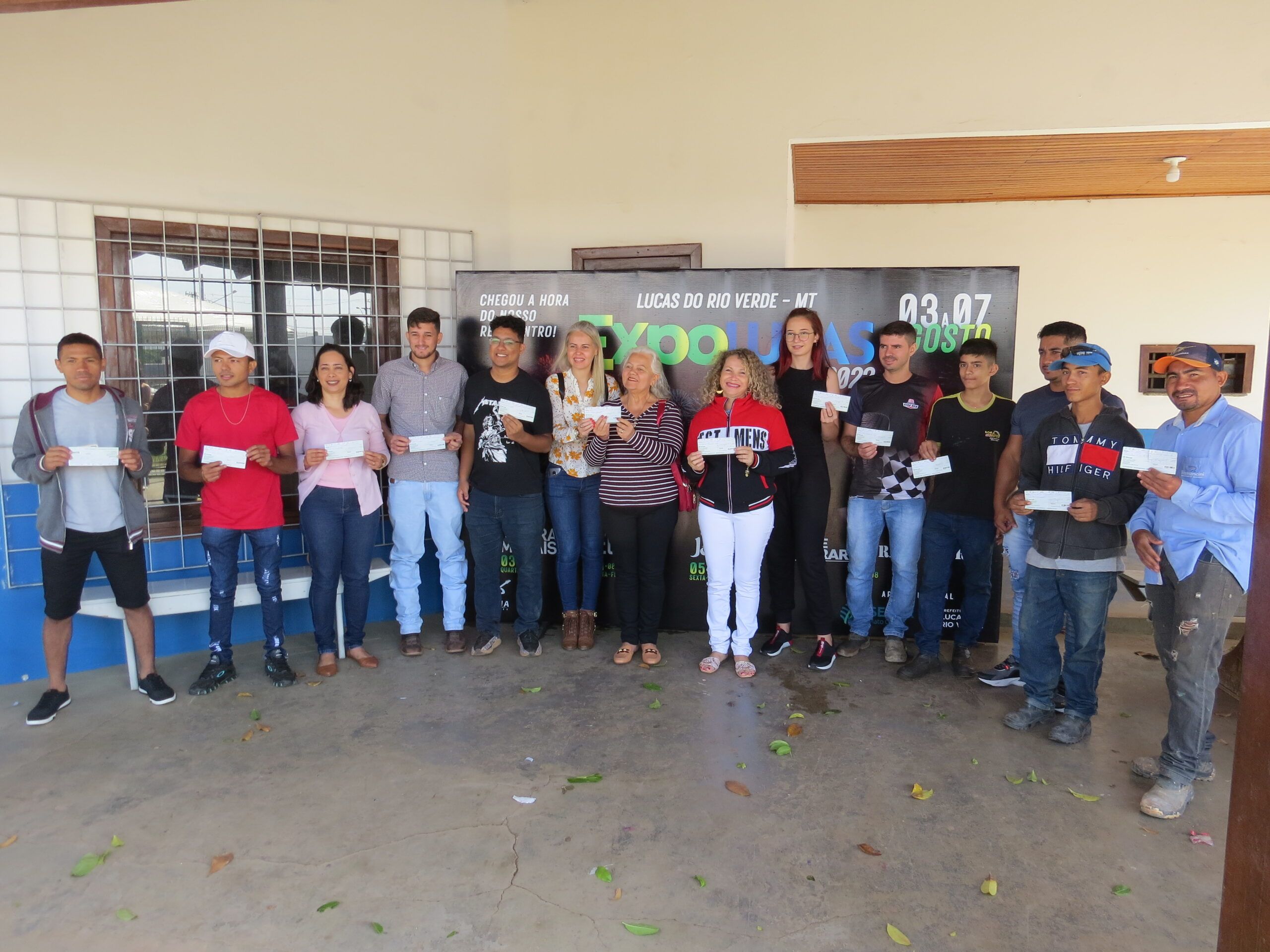 Diretoria da Expolucas entrega prêmios sorteados durante o evento