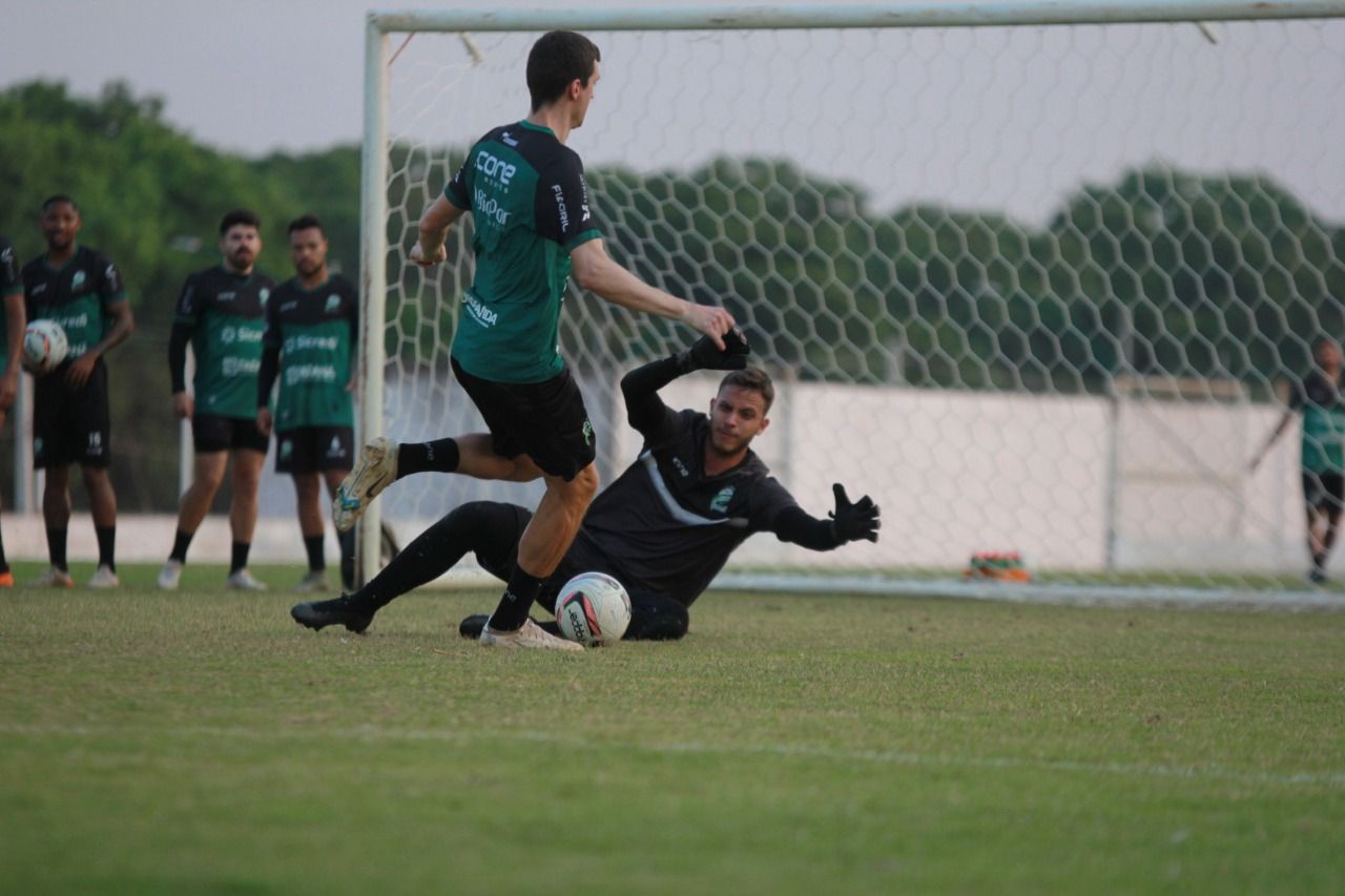 Jogadores aprimoram finalizações às vésperas da estreia do Luverdense na Copa FMF