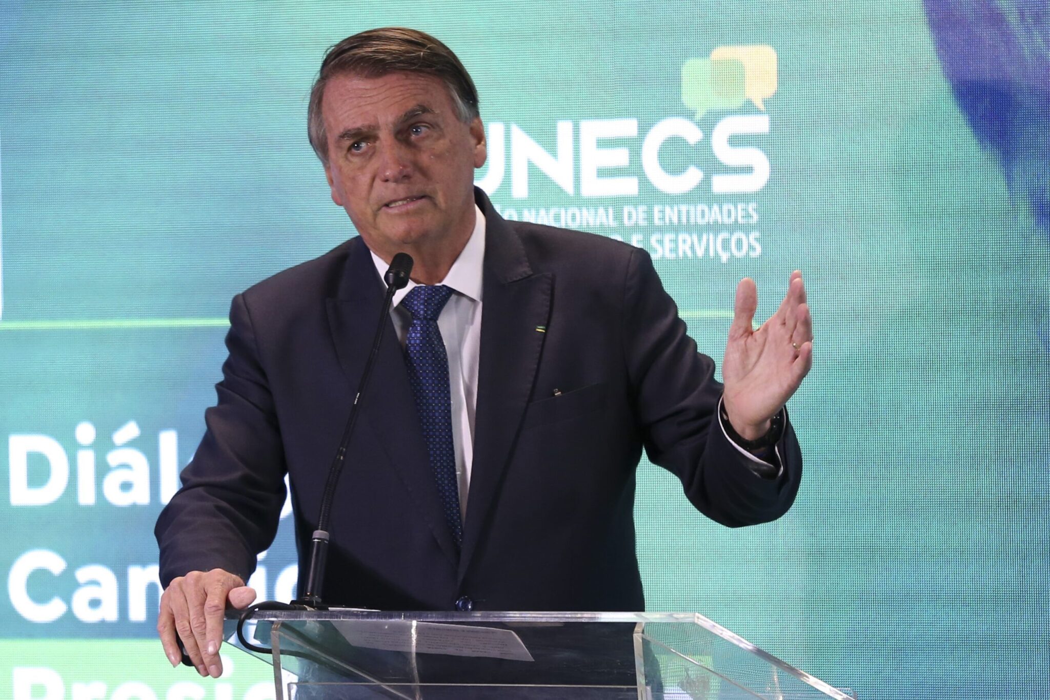 Bolsonaro diz que reajustará salário de servidores em 2023