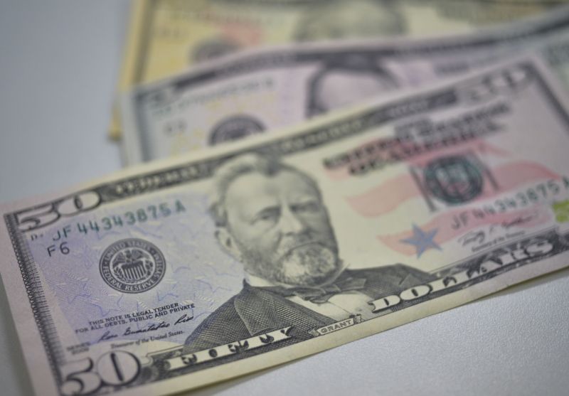 Dólar cai para R$ 5,11 e fecha no menor nível em sete semanas