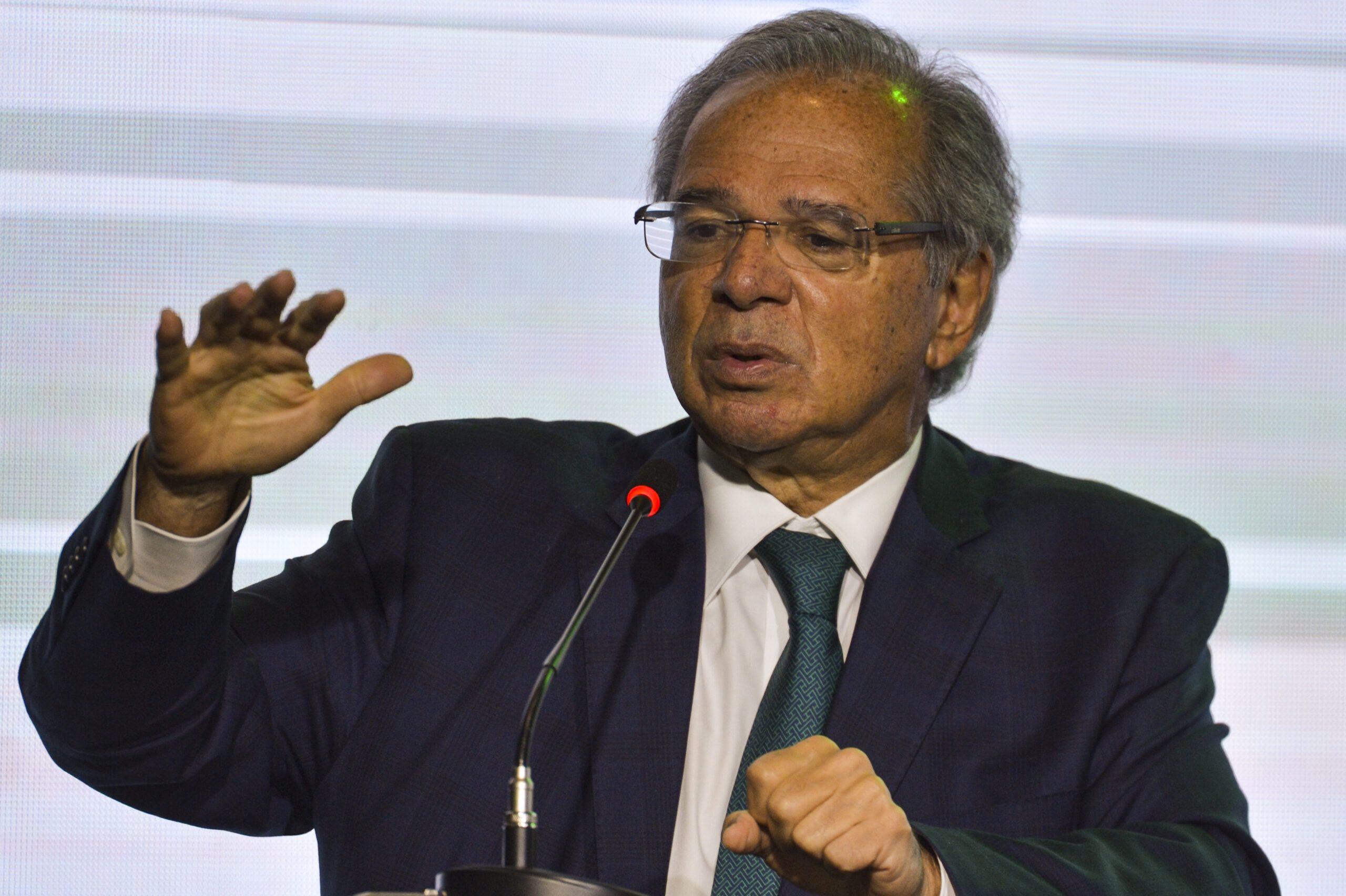 Ministro diz que desemprego cairá para 8% antes do fim do ano