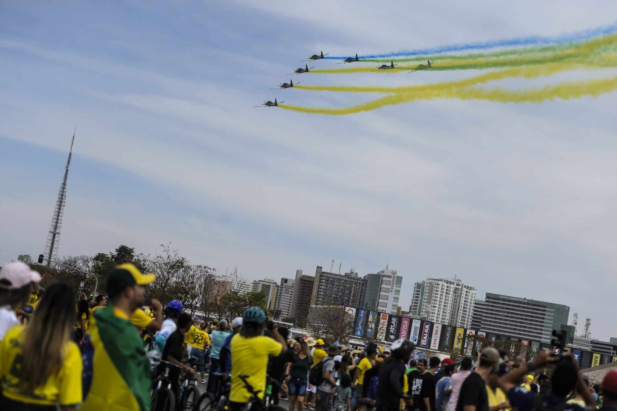 Desfile em comemoração ao Bicentenário reúne multidão na Esplanada