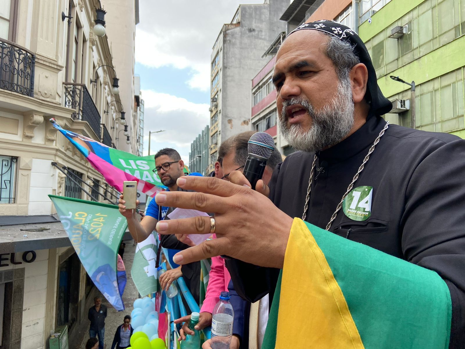 Candidato Padre Kelmon reúne apoiadores em local onde Bolsonaro levou facada