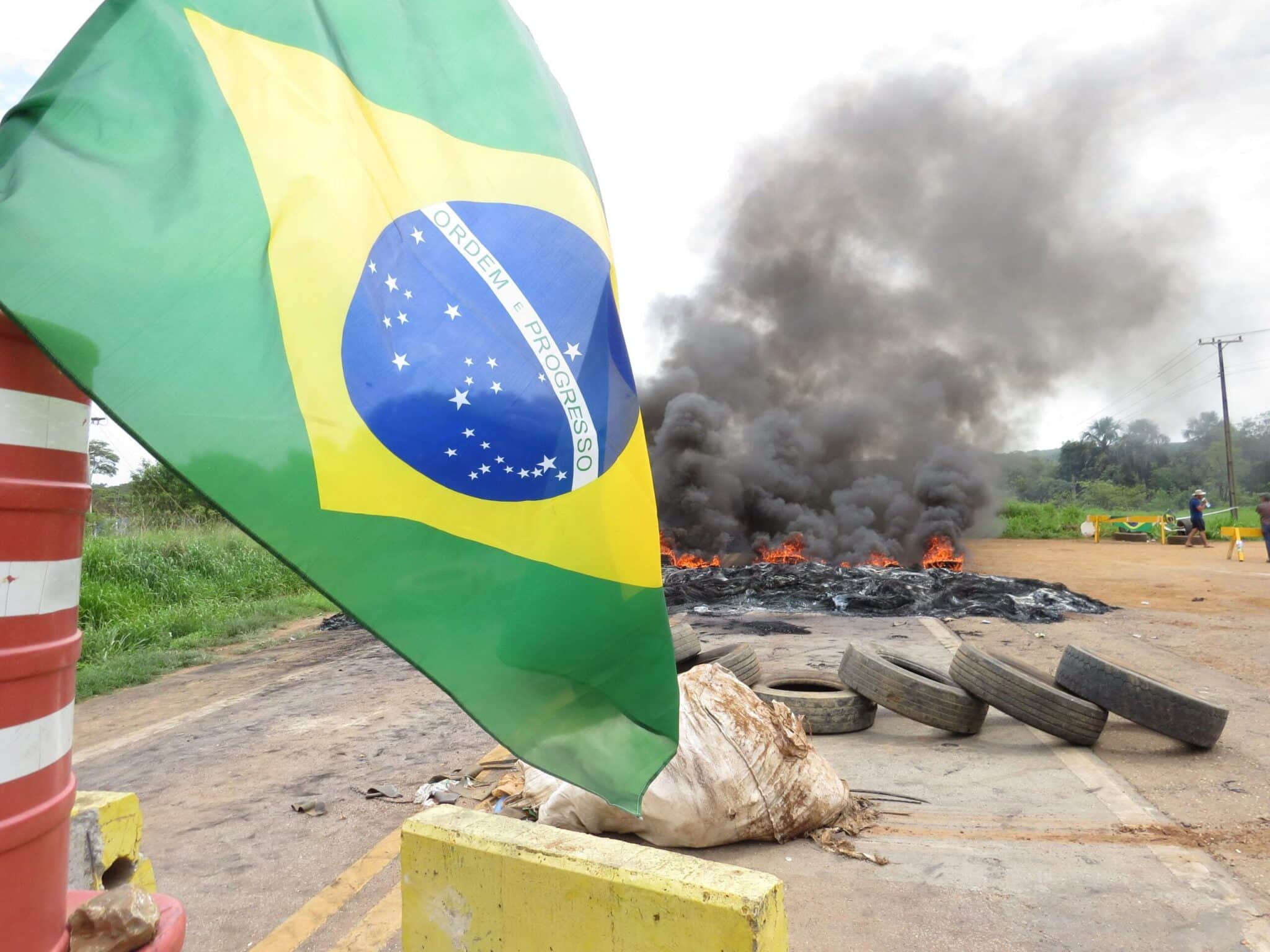 Manifestantes montam acampamento em ponto de bloqueio da BR 163 em Lucas do Rio Verde
