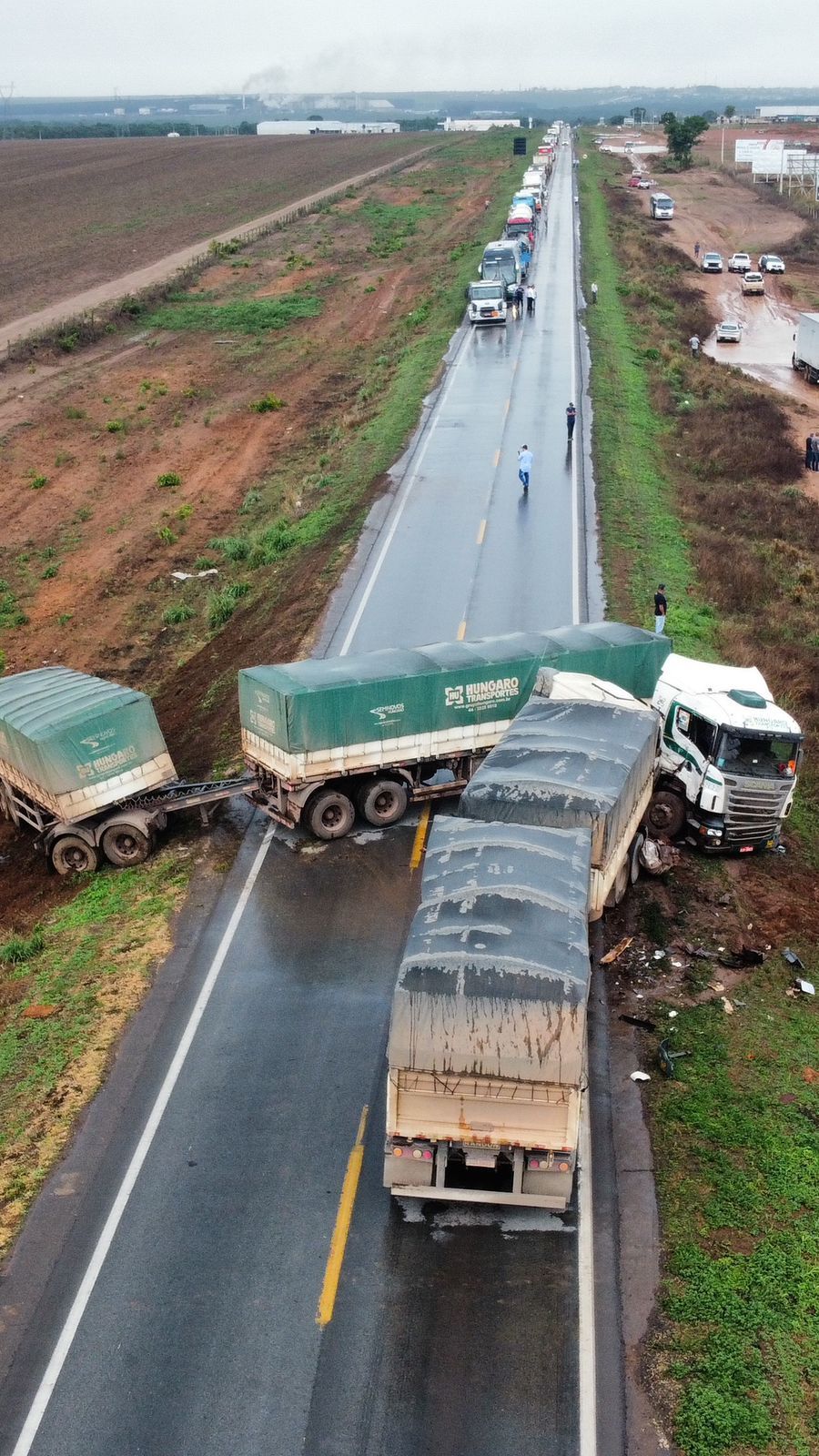 Acidente entre carretas deixa interditada pista da BR 163 em Nova Mutum