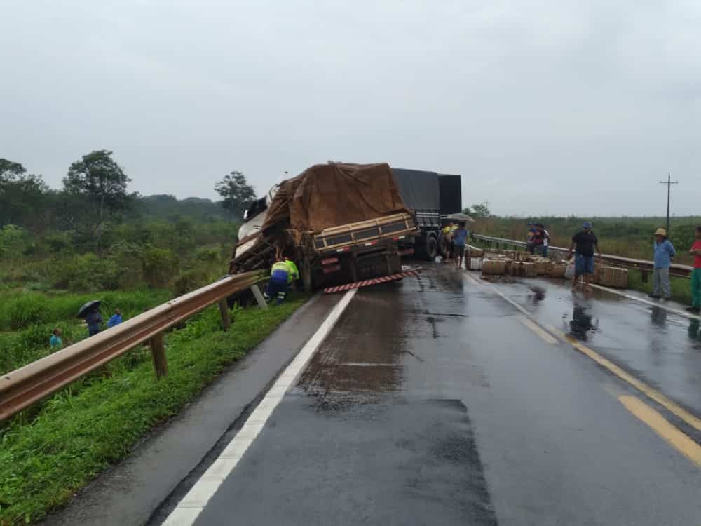 Colisão entre carretas deixa um morto na BR 163 em Nova Mutum
