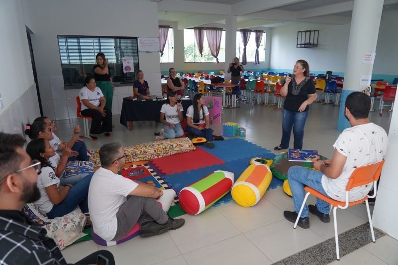 academicos de pedagogia apresentam projetos sobre literatura infantil