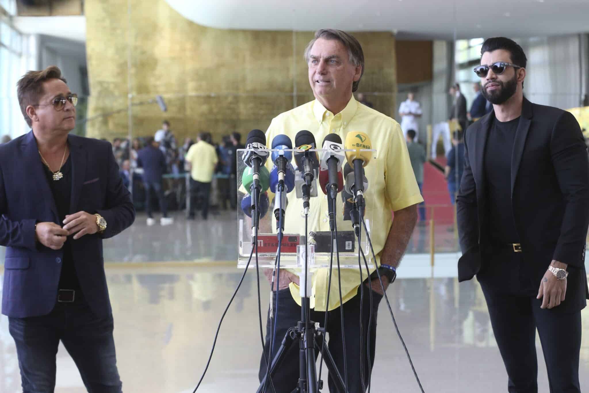 Bolsonaro recebe apoio de ex-senadores e cantores sertanejos