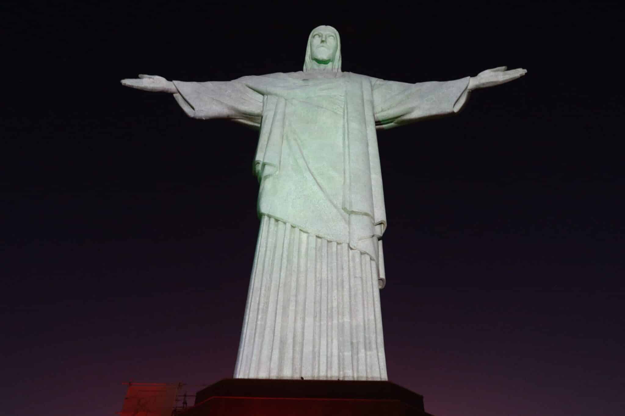 Cristo Redentor ganha hoje cores rosa e azul contra o câncer de mama e próstata