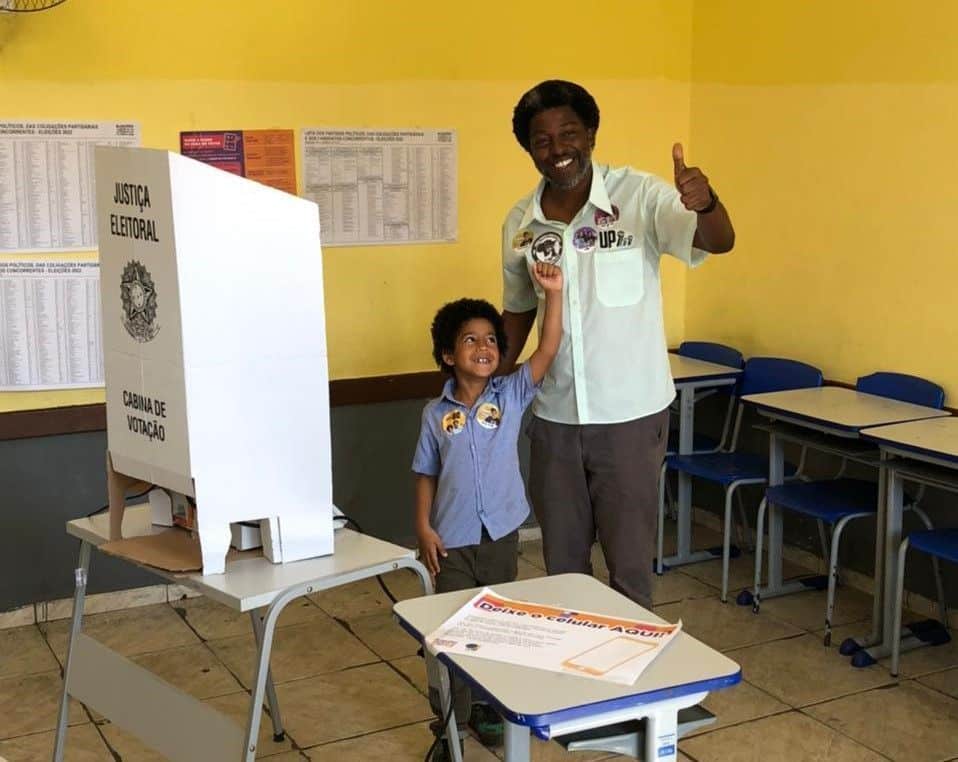 Leo Pericles vota em escola estadual em Belo Horizonte