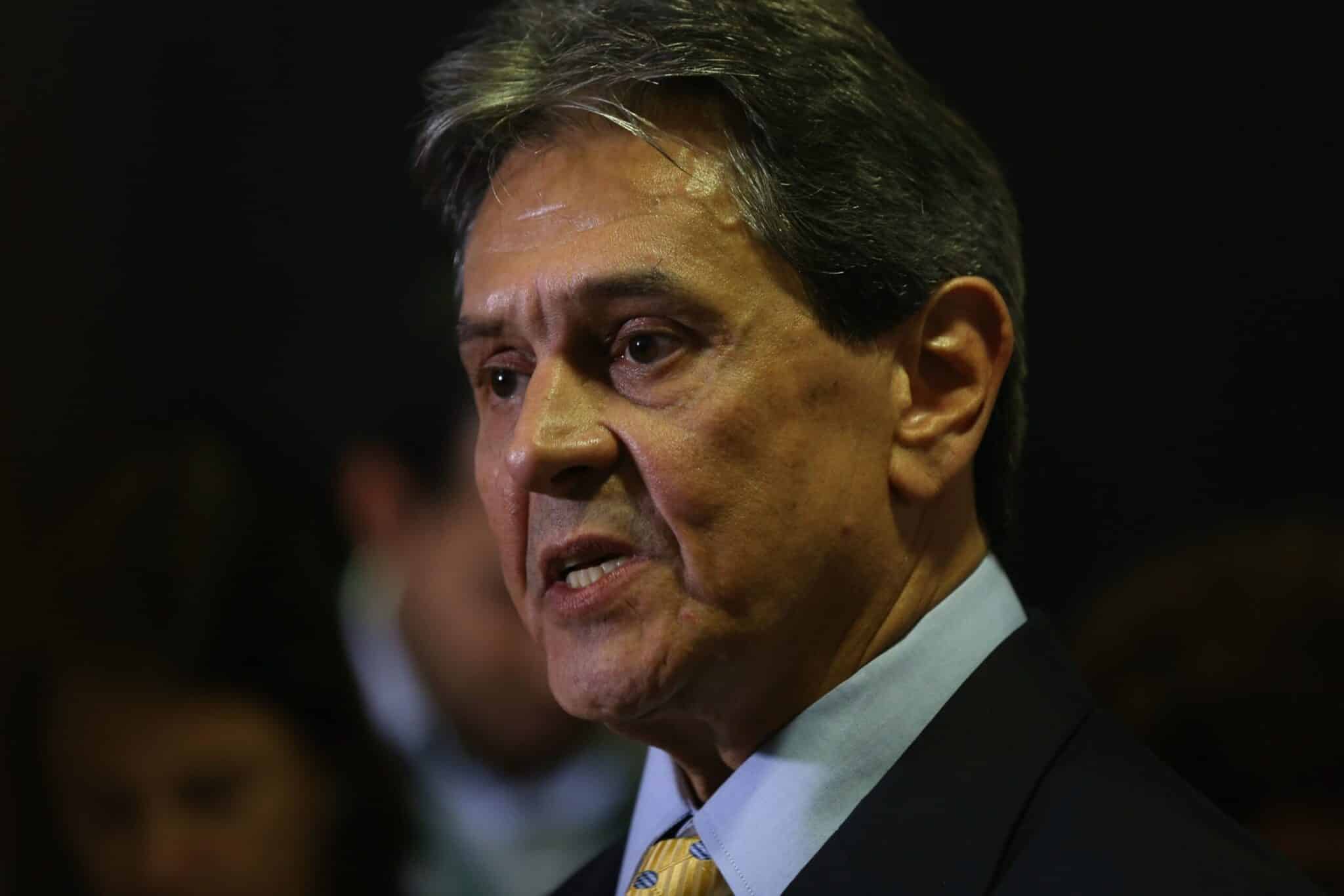 Roberto Jefferson reage a prisão e estilhaços atingem policiais