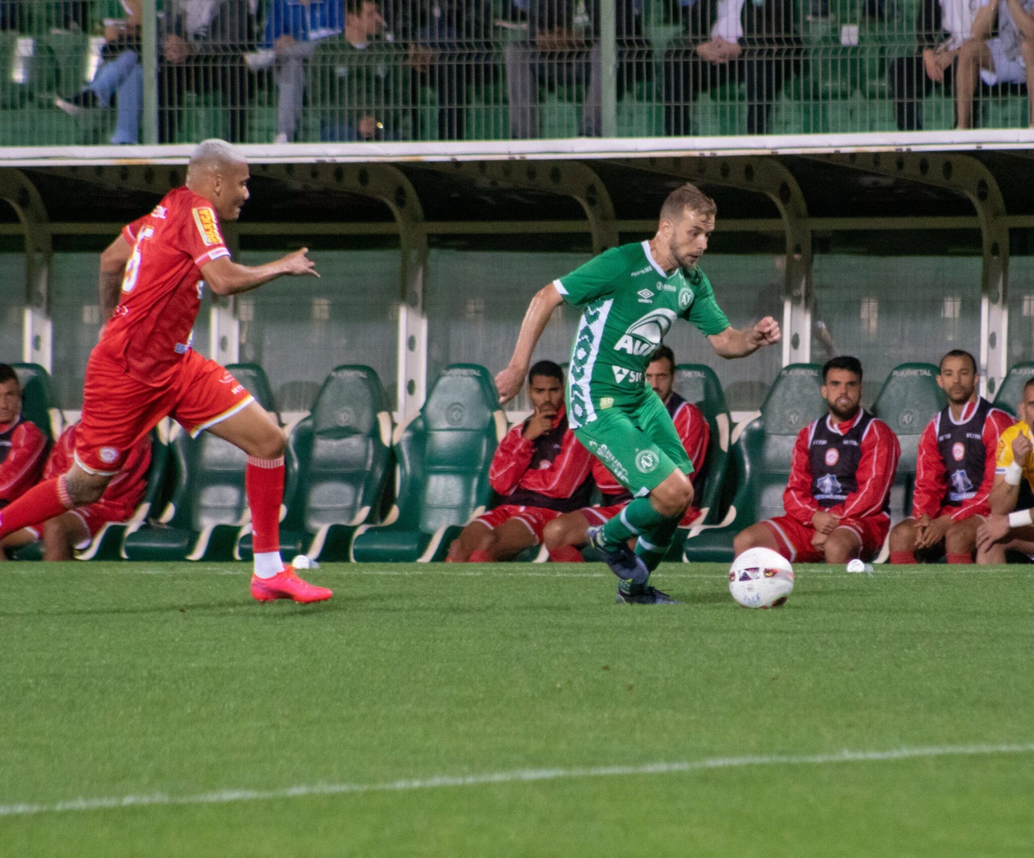 Série B: Chapecoense derrota Tombense e se afasta do Z4