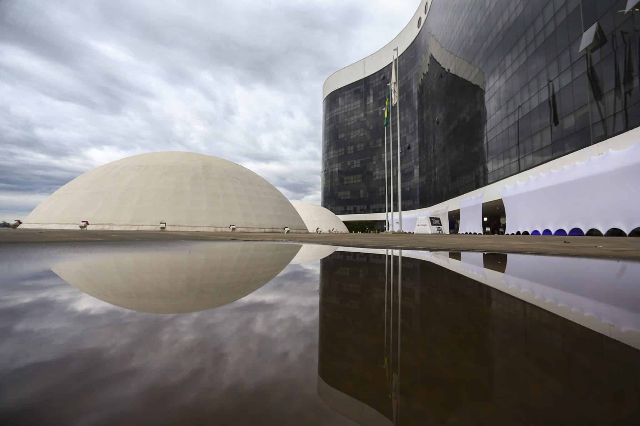 TSE conclui totalização de votos pouco depois da meia-noite