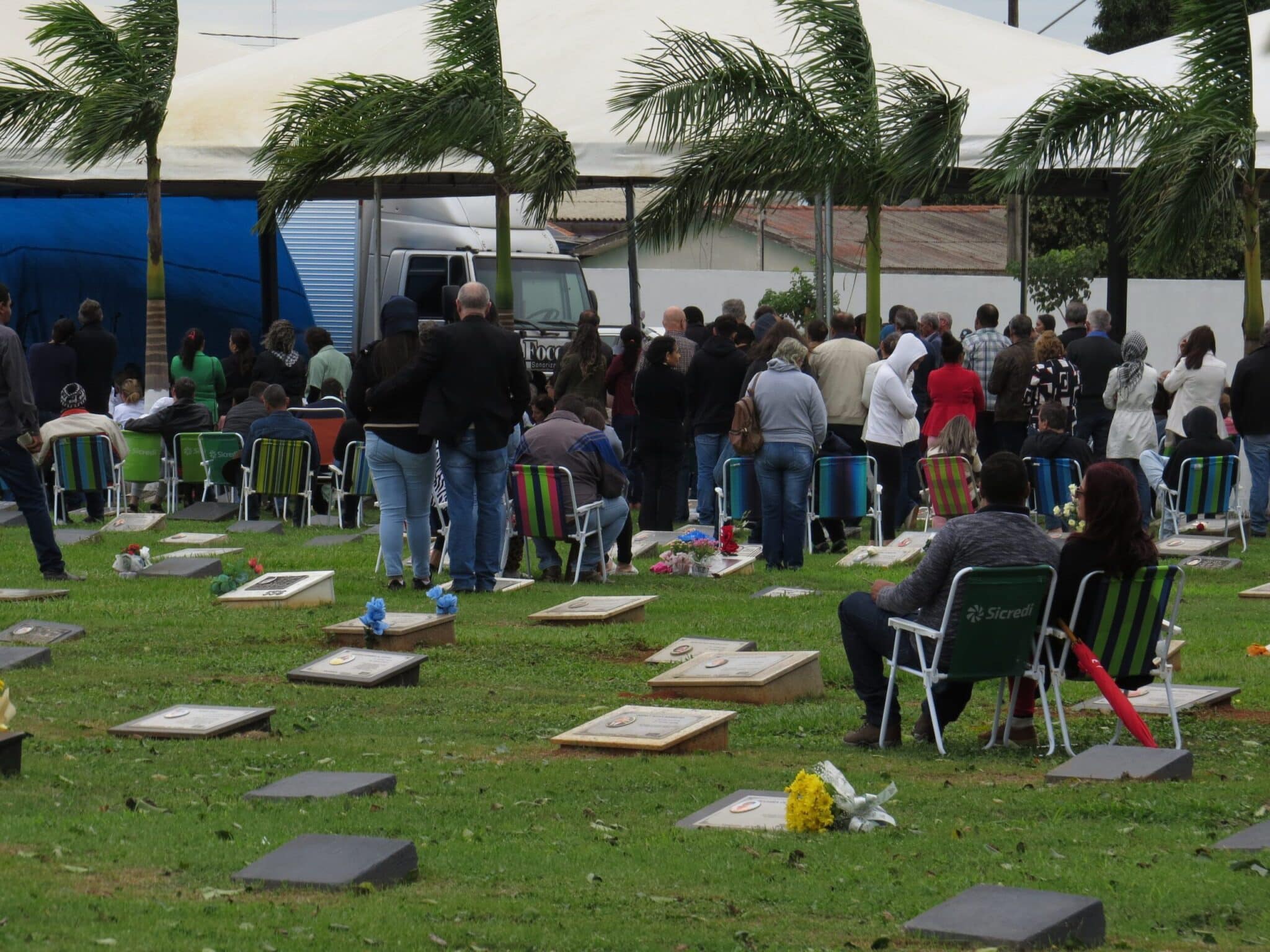 Católicos participam de missa campal no Cemitério de Lucas do Rio Verde