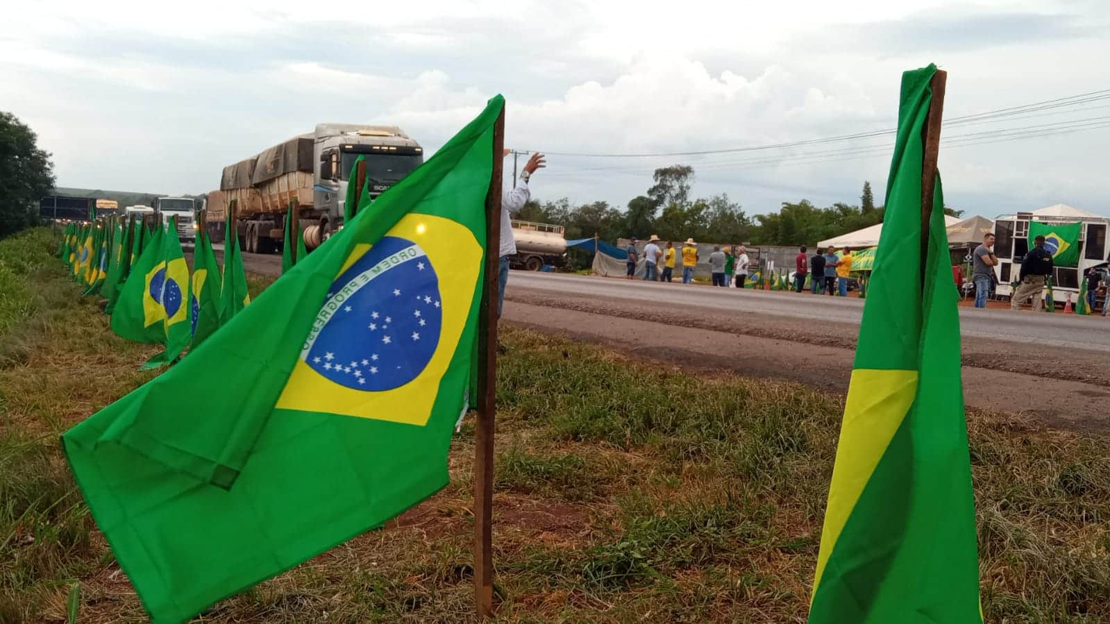 Manifestantes planejam megamanifesto esta tarde às margens da BR 163 em Lucas do Rio Verde